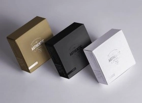 Folding carton with tuck-in flap in natural cardboard, black and white