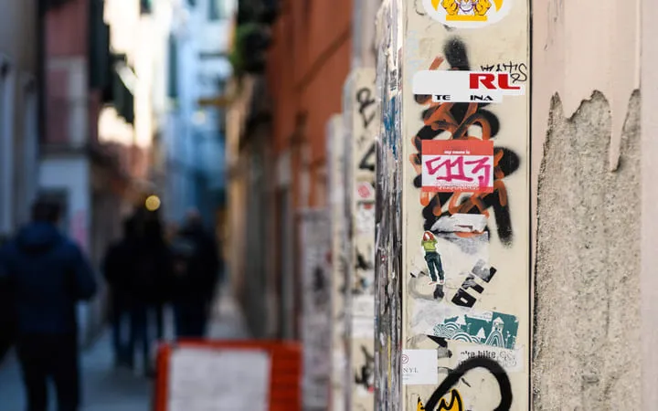 Sticker im Einsatz auf der Straße