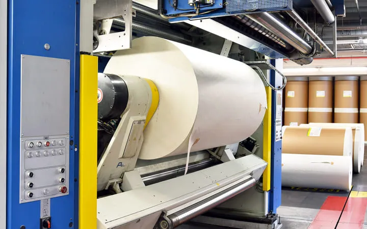 Druckmaschine von vorne mit großer Papierrolle Druckmaschine von vorne mit großer Papierrolle