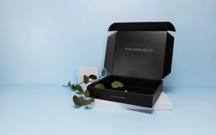 Schwarzer Karton für minimalistisches Design