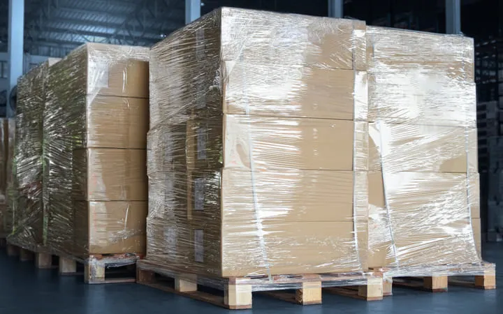 Versandkartons auf Paletten gestapelt versandbereit  Versandkartons auf Paletten gestapelt versandbereit