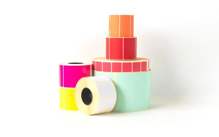 Etiketten auf der Rolle in verschiedenen Farben  Etiketten auf der Rolle in verschiedenen Farben