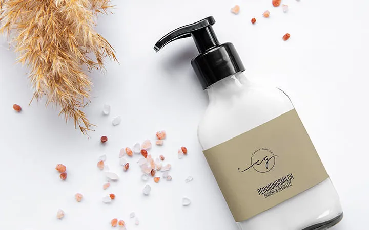 Papieretikett auf Pumpflasche Papieretikett auf Pumpflasche