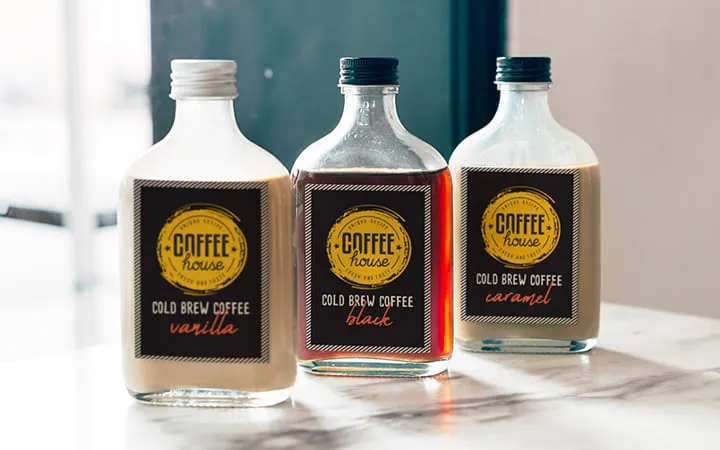 Flaschen mit auffälligen Etiketten für Markenpräsenz Flaschen mit auffälligen Etiketten für Markenpräsenz