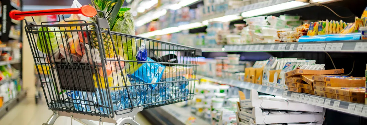 Supermarkt Regal und Einkaufswagen Supermarkt Regal und Einkaufswagen