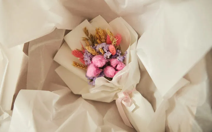 Blumen in Papier verpackt