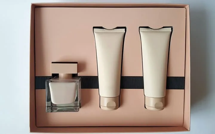 Parfuem und Creme in Inlay