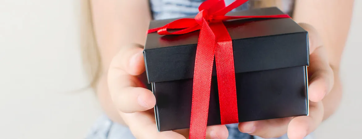 Schwarzer Karton als Geschenkebox Schwarzer Karton als Geschenkebox