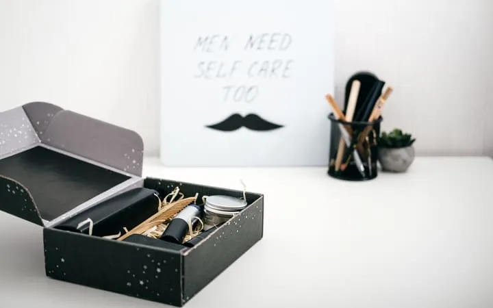 Minimalistische designte schwarze Verpackung Minimalistische designte schwarze Verpackung