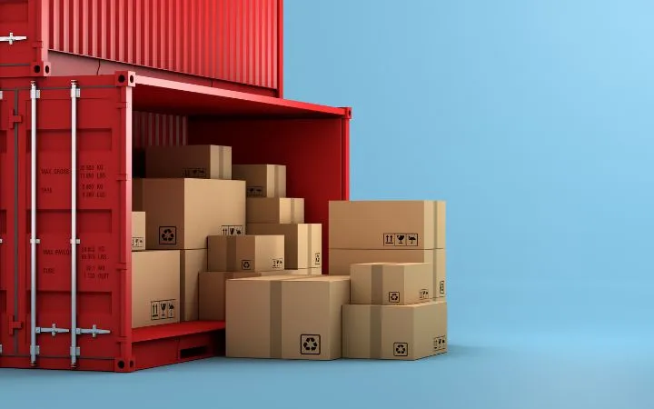 roter Container mit Kartons befüllt roter Container mit Kartons befüllt