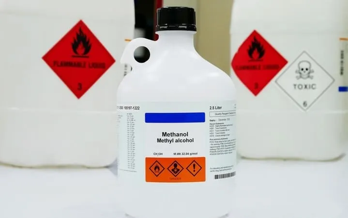 Chemie Etikett auf Flasche mit Gefahrenstoffkennzeichnung Chemie Etikett auf Flasche mit Gefahrenstoffkennzeichnung