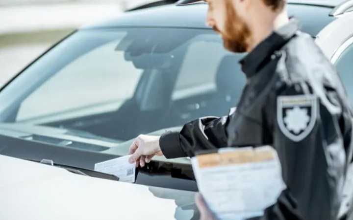 Une contravention est collée dans la voiture