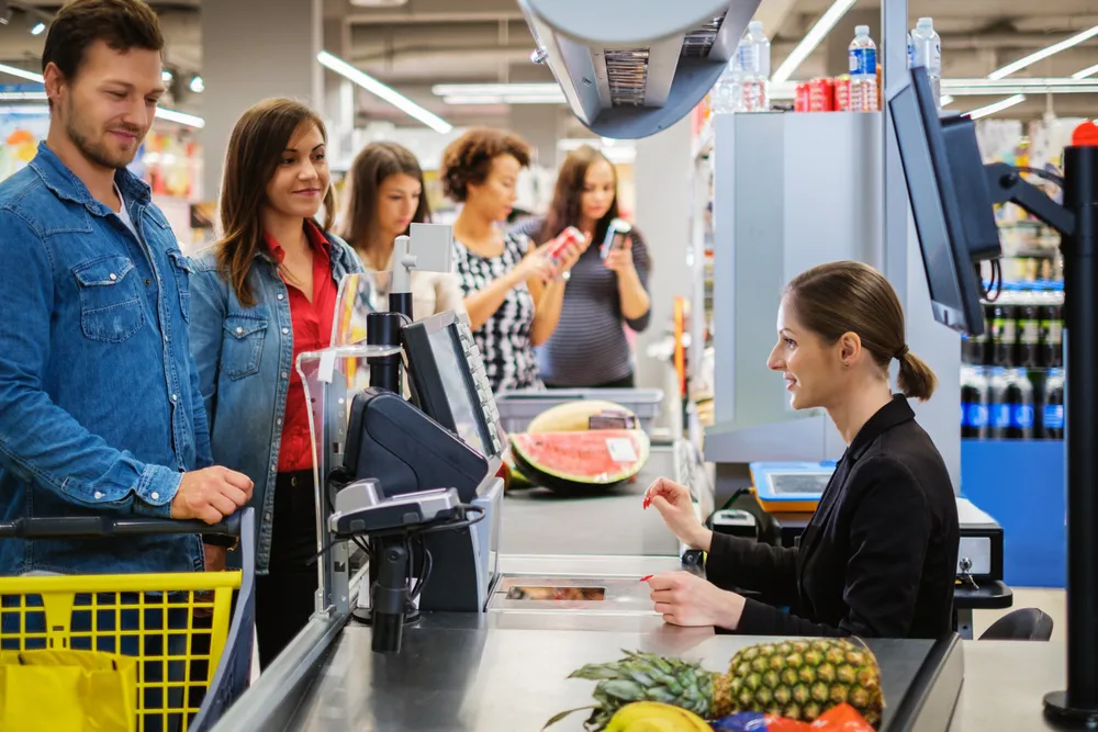 Warteschlange an der Kasse im Supermarkt Warteschlange an der Kasse im Supermarkt