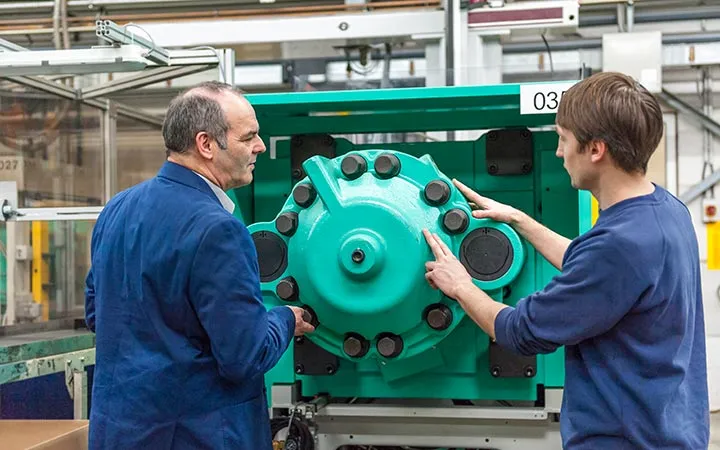 Zwei Männer in der Kunststoffproduktion Zwei Männer in der Kunststoffproduktion