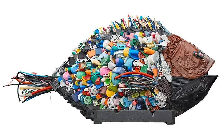 Symbolischer Fisch, geformt aus Kunststoffabfällen Symbolischer Fisch, geformt aus Kunststoffabfällen
