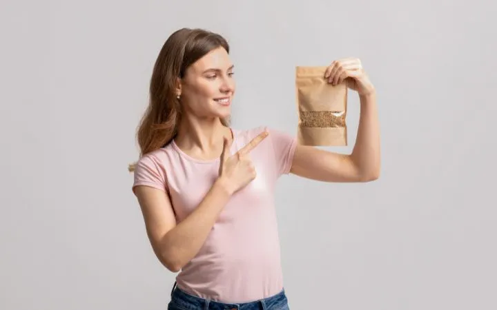 Frau hält Beutel aus Kraftpapier