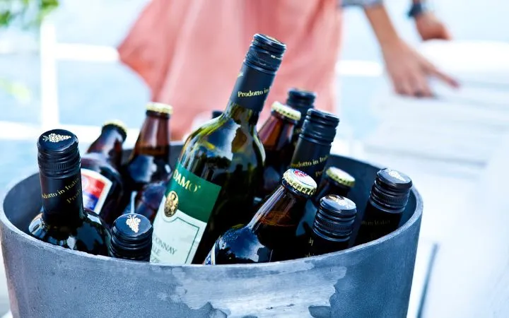 Alkoholflaschen in Kübel Alkoholflaschen in Kübel