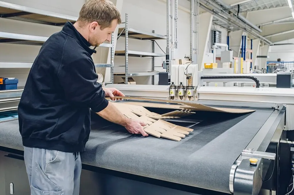 Mitarbeiter arbeitet in Produktionshalle Mitarbeiter arbeitet in Produktionshalle