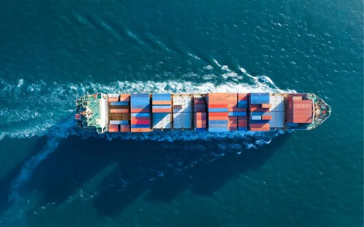 beladener Containerschiff auf dem Meer beladener Containerschiff auf dem Meer