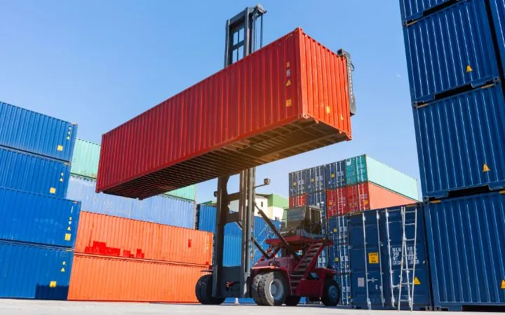 Roter Container wird hochgehoben Roter Container wird hochgehoben