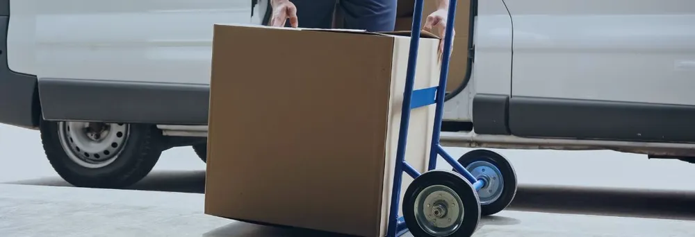 Lieferant liefert Paket Lieferant liefert Paket