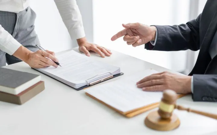 2 Männer verhandeln und unterschreiben Veträge 2 Männer verhandeln und unterschreiben Veträge