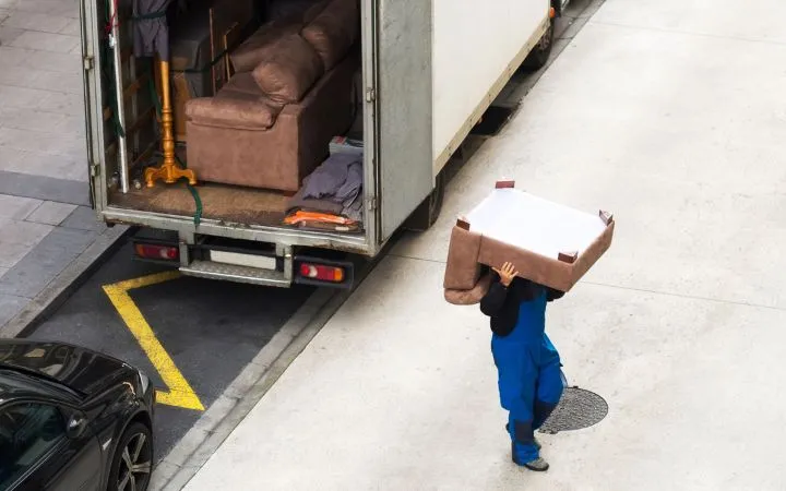 Zulieferer entlädt Lastwagen Zulieferer entlädt Lastwagen