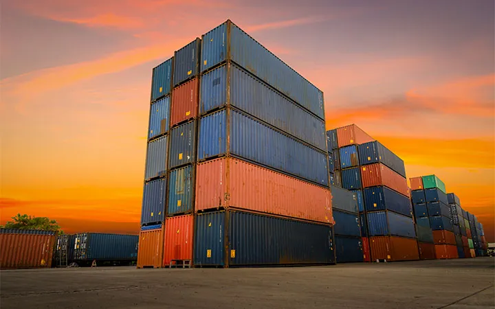 Container aufeinander gestapelt Container aufeinander gestapelt