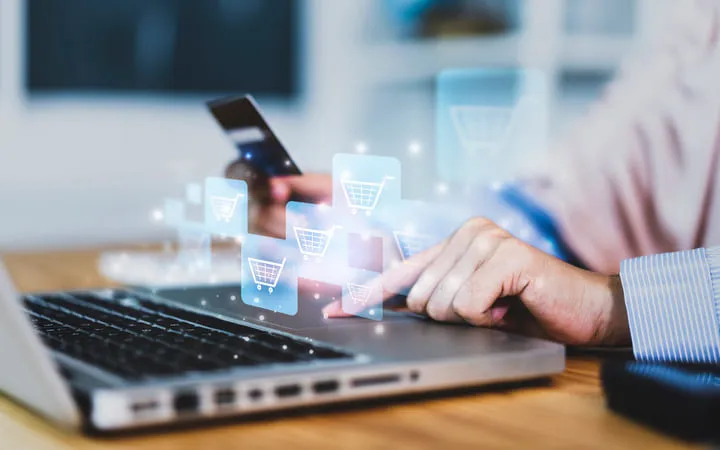 Online-Shopping am Laptop mit E-Commerce Symbolen Online-Shopping am Laptop mit E-Commerce Symbolen