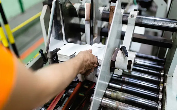 Faltschachteln in der Faltschachtelklebemaschine Faltschachteln in der Faltschachtelklebemaschine