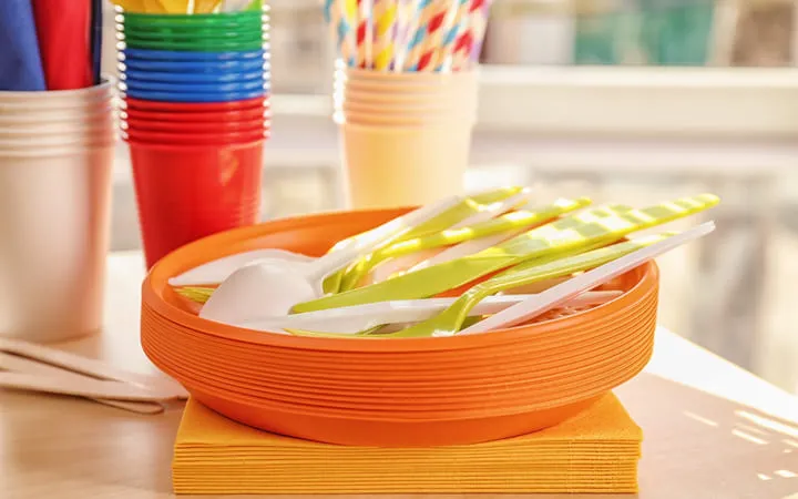 Couverts et assiettes en plastique