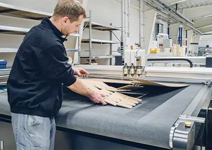 Wellpappe Stanzmaschine in Produktionshalle Wellpappe Stanzmaschine in Produktionshalle