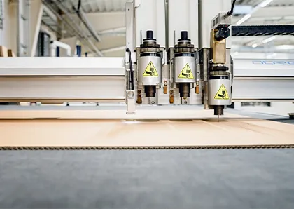 Wellpappe ausstanzen in der Produktion  Wellpappe ausstanzen in der Produktion