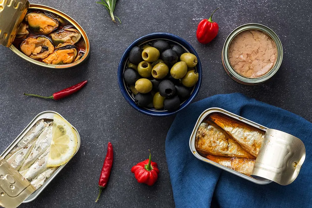 Nassleimetiketten auf Konservendosen Nassleimetiketten auf Konservendosen