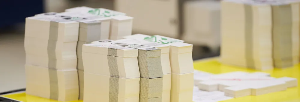 gestanzte Faltschachteln gestapelt in der Produktion von Labelprint24