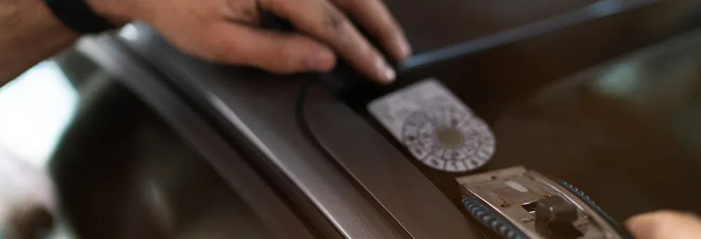 Etikett wird entfernt von einer Oberfläche  Etikett wird entfernt von einer Oberfläche