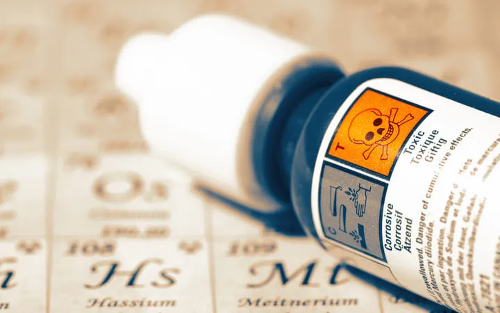 Flasche mit Warnhinweis Flasche mit Warnhinweis