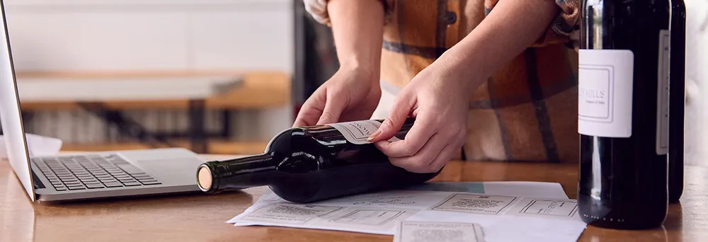 Weinetikett aufkleben Weinetikett aufkleben