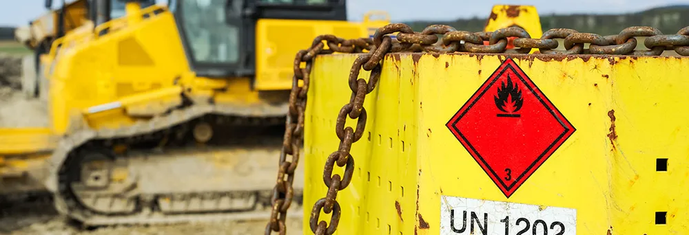 Gefahrenstoffkennzeichnung auf einer Baustelle - Achtung entzündlich Gefahrenstoffkennzeichnung auf einer Baustelle - Achtung entzündlich