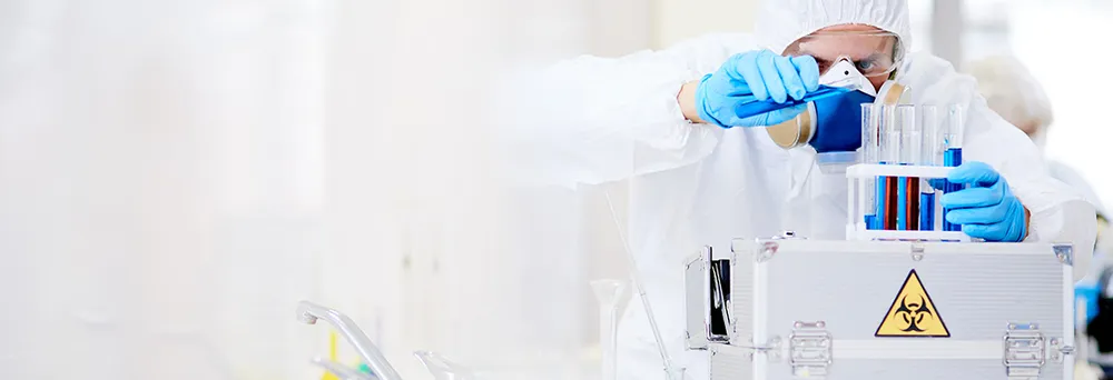 Mann welcher mit gefährlichen Chemikalien in einem Labor arbeitet Mann welcher mit gefährlichen Chemikalien in einem Labor arbeitet