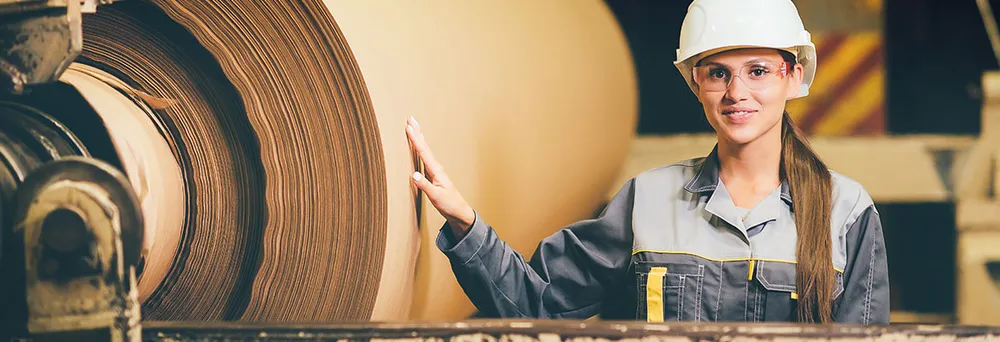 Frau neben einer großen Papierrolle Frau neben einer großen Papierrolle