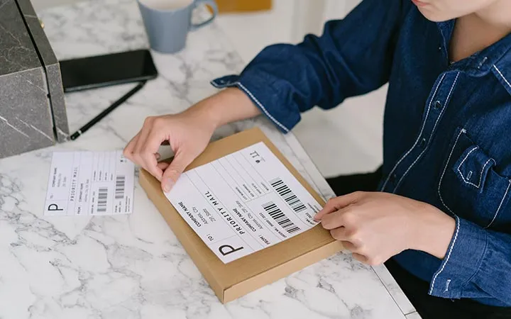 Aufkleben eines Adressetiketts Aufkleben eines Adressetiketts