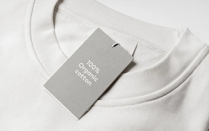 Anhängeetikett an einem T-Shirt Anhängeetikett an einem T-Shirt