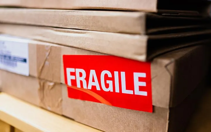 Fragile Etikett auf Versandkarton Fragile Etikett auf Versandkarton