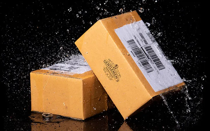 Wetterfeste Etiketten auf Versandkartons Wetterfeste Etiketten auf Versandkartons