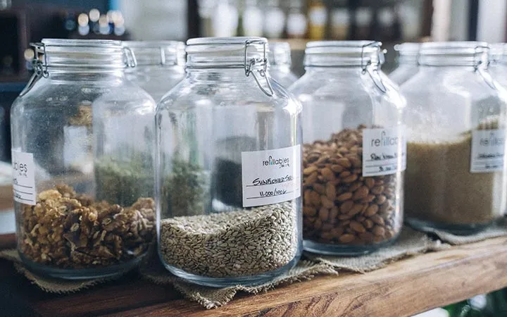 Wiederablösbare Etiketten auf Lebensmittelgläser Wiederablösbare Etiketten auf Lebensmittelgläser