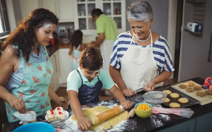 Familie backt mit zusammen Familie backt mit zusammen