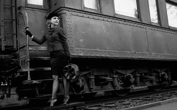 1930er - Frau welche am Bahnsteig steht 1930er - Frau welche am Bahnsteig steht