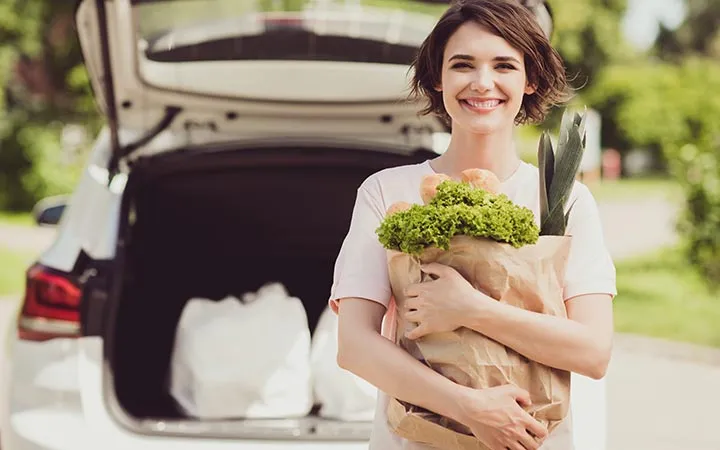 Frau mit einer Tüte natürlicher Lebensmittel in der Hand Frau mit einer Tüte natürlicher Lebensmittel in der Hand