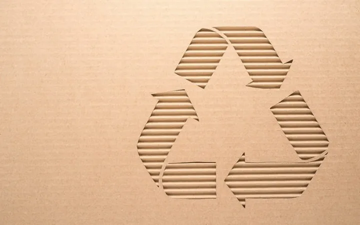 Wellpappe mit Nachhaltigkeitssymbol darauf